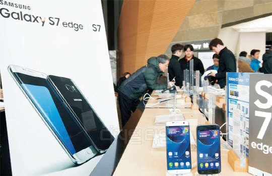 삼성전자 갤럭시S7, LG전자 G5 등 새로운 스마트폰이 이달 본격적인 판매에 들어가는 가운데 이동통신사들이 새 스마트폰에 상한선인 33만원에 근접한 단말기 지원금을 책정하며, 가입자 모집 경쟁을 펼칠 전망이다. 이동통신 3사가 오는 4일 예약 판매하고, 오는 11일 공식 출시할 예정인 삼성 갤럭시S7과 갤럭시S7 엣지를 1일 서울 한 휴대전화 매장에서 소비자들이 살펴보고 있다.  유동일기자 eddieyou@